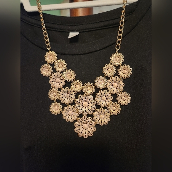 Jewelry - Elegant Metal Pink and Rose Gold Tone Flower Necklace🌺